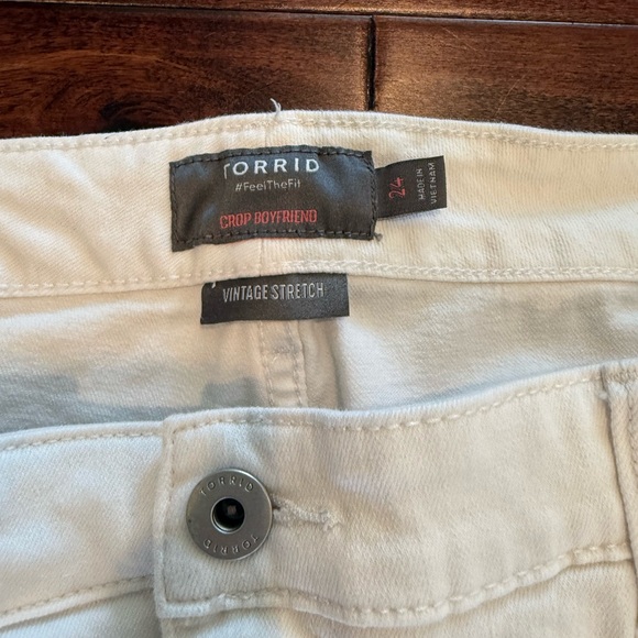 Torrid White Distressed Boyfriend Jeans size 24 - Picture 4 of 6